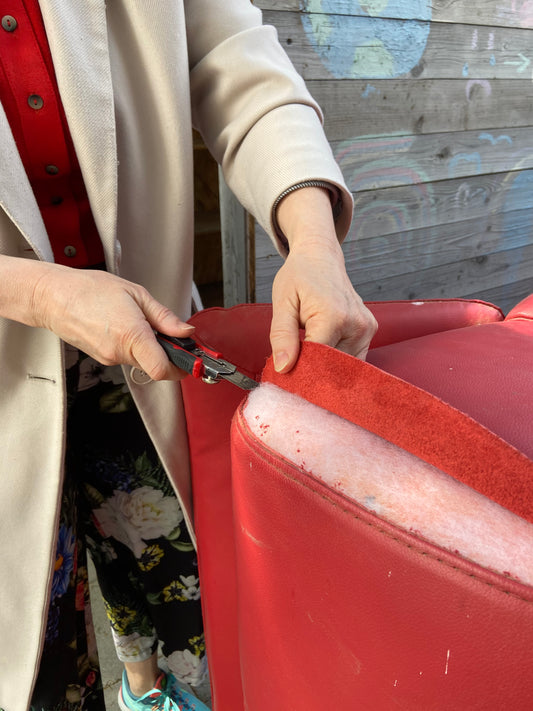 Sofaleder abziehen rotes Sofa